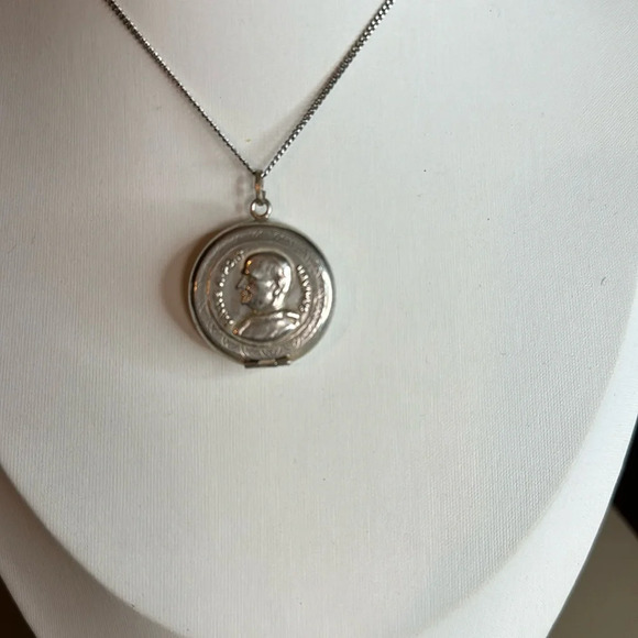Jewelry - Antique Paulus VI Pont Maximus Pope locket